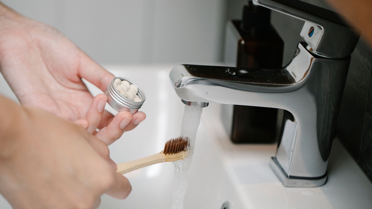 The Flavoring Problem in Private Label Toothpaste Tablets (And How Good Manufacturers Solve It)